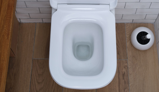 Bezkołnierzowe miski WC - poprawią czystość w Twojej łazience