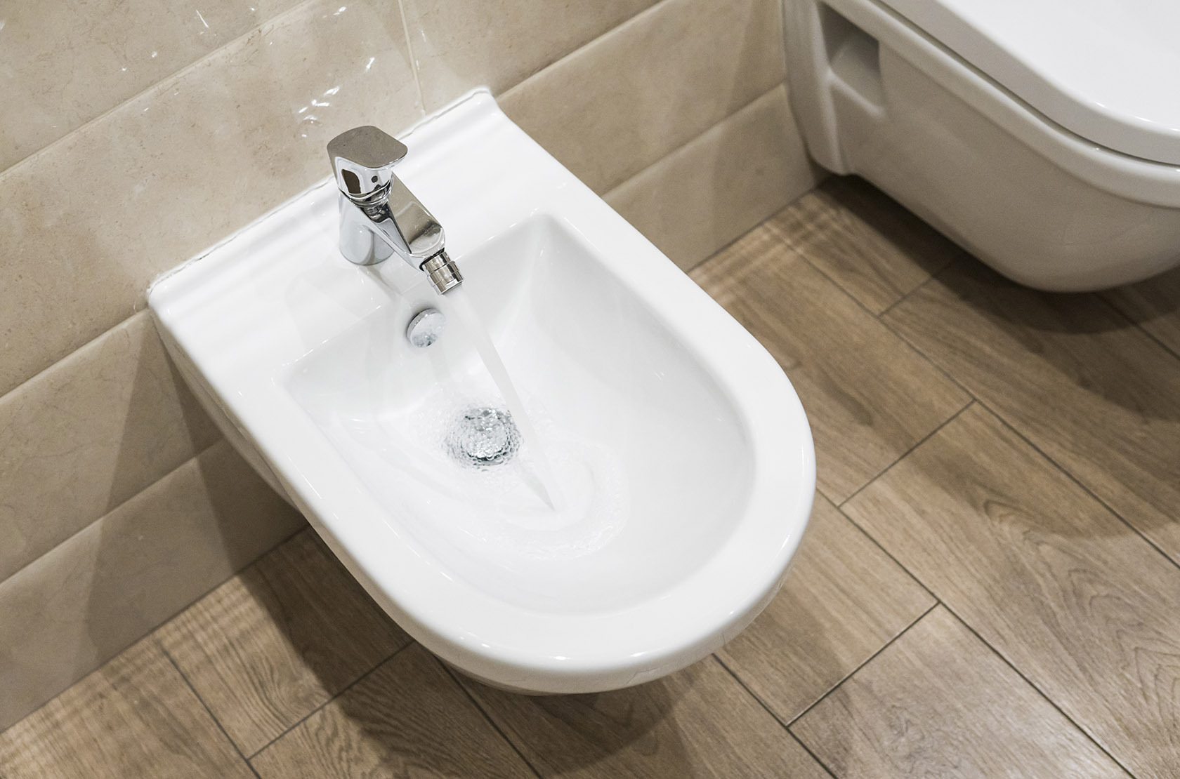 Czy bidet i bidetta to lepsze rozwiązanie od toalety z deską myjącą?
