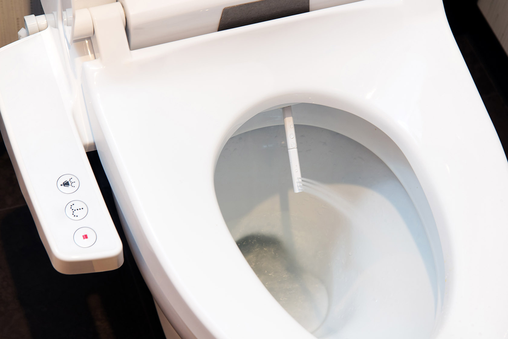 O czym warto być poinformowanym przed zakupem deski WC myjącej?